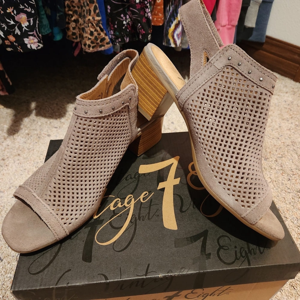 Vintage 7 Taupe Sandals - Picture 4 of 6